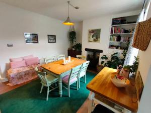 ein Wohnzimmer mit einem Tisch und einem Sofa in der Unterkunft Perfect for Snowdon. Groups, families+dogs welcome in Llanberis