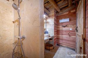 Crouy-sur-Cosson的住宿－Le Cul de Loup，带淋浴和盥洗盆的浴室
