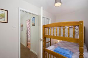 a bedroom with a bunk bed in a room at Bossell Cottage Devon in Buckfastleigh