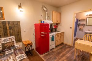uma cozinha com um frigorífico vermelho e um fogão em June Lake Motel em June Lake