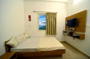 a small bedroom with a bed and a window at Royal Heritage Haveli Udaipur in Udaipur