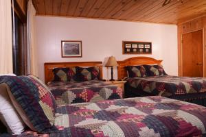 um quarto com duas camas num quarto em June Lake Motel em June Lake