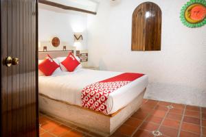 سرير أو أسرّة في غرفة في OYO Posada Astrud,Cuetzalan