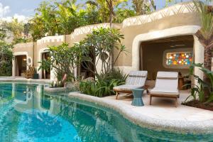 A piscina localizada em Rosewood São Paulo ou nos arredores