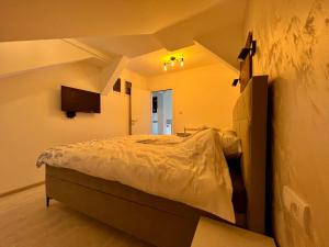 una camera con letto in una stanza con soffitto di Lux Apartman Rudnik a Rudnik