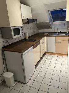 una cocina con lavabo y aseo. en Marienhaus Apartment - Zentral, Parken, Netflix, Kontaktloses Einchecken en Wuppertal