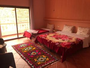 1 Schlafzimmer mit 2 Betten und einem großen Fenster in der Unterkunft Hotel taborihte in Tinghir