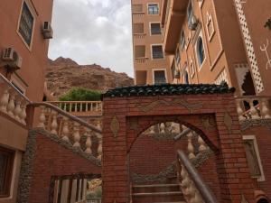 廷吉尔Hotel taborihte的两座建筑之间的小巷拱门