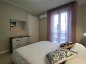 een slaapkamer met een groot bed en een raam bij DOMUS LINGOTTO in Turijn