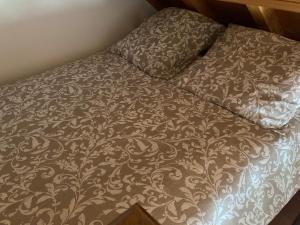 BroyeにあるCharmante maisonnette indépendanteのベッド(毛布、枕付)