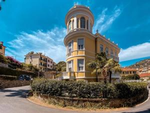 un edificio amarillo con una torre de reloj encima en Hotel Sant'Andrea en Santa Margherita Ligure