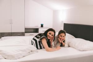 Łóżko lub łóżka w pokoju w obiekcie Apartments Margarethenbad