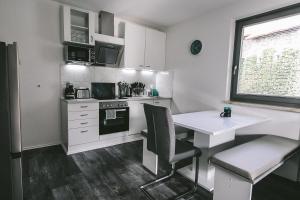 Kuchnia lub aneks kuchenny w obiekcie Apartments Margarethenbad