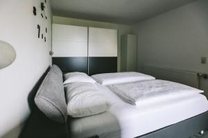 Łóżko lub łóżka w pokoju w obiekcie Apartments Margarethenbad