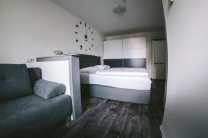 Łóżko lub łóżka w pokoju w obiekcie Apartments Margarethenbad