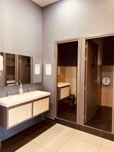 Koupelna v ubytování Hotel Doral Inn