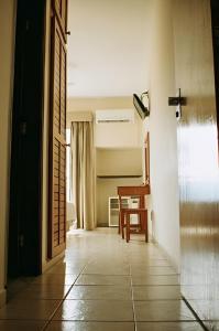 een hal met een deur en een tafel in een kamer bij Olympia Hotel in Lorena