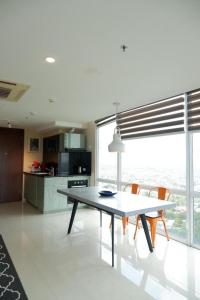 Cuisine ou kitchenette dans l'établissement Time suite- Bizloft Karawaci