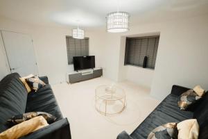 uma sala de estar com dois sofás e uma mesa em Willow Heights Modern 5-7 Persons/3 Bed Detached em Rotherham