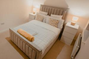 Willow Heights Modern 5-7 Persons/3 Bed Detached في روثيرهام: غرفة نوم بسرير ابيض كبير مع مواقف ليلتين