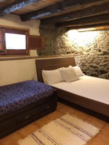 Llit o llits en una habitació de Charming Stone House in the Pre-Pyrennes