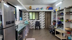 Sarovar's Nest في Avas: مطبخ مع كونتر وثلاجة