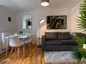 - un salon avec un canapé et une table dans l'établissement De Parys Serviced Flat in Bedford 4, à Bedford