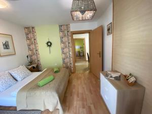Apartment BRIONI في لاشكو: غرفة نوم صغيرة بسريرين ومدخل