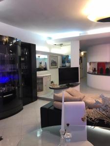 ein Wohnzimmer mit einem Sofa und einem TV in der Unterkunft B&B Villa Pina in Colleferro
