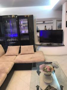 ein Wohnzimmer mit einem Sofa und einem TV in der Unterkunft B&B Villa Pina in Colleferro