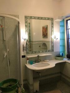 ein Bad mit einem Waschbecken und einem Spiegel in der Unterkunft B&B Villa Pina in Colleferro