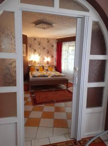 Posteľ alebo postele v izbe v ubytovaní Gyöngyvirág Apartment