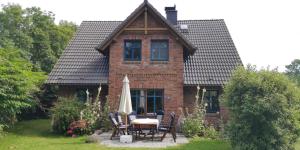 a house with a table and chairs in front of it at Ferienhaus Arkona Putgarten in Putgarten