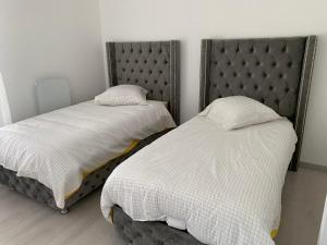 Łóżko lub łóżka w pokoju w obiekcie La coulée verte
