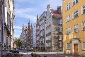 une rue avec des bâtiments dans l'établissement Apartament Gdańsk Stare Miasto przy Neptunie, à Gdańsk