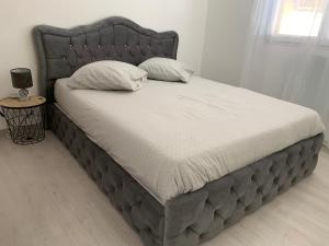 Łóżko lub łóżka w pokoju w obiekcie La coulée verte