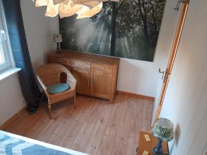 Waabs的住宿－Rosmarinchen，一间房间,配有椅子和墙上的绘画作品