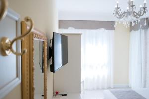 TV a/nebo společenská místnost v ubytování Guest House Train Station Venice - Atika & Atif