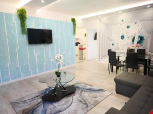 TV a/nebo společenská místnost v ubytování Daniel Beachfront, 2 Rooms Wifi Free