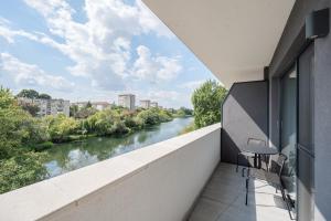 een balkon met uitzicht op een rivier bij Prima by the River in Oradea