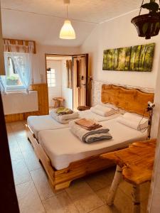 - une chambre avec 2 lits et une fenêtre dans l'établissement Natur und Neckarblick bei Heidelberg, à Hirschhorn
