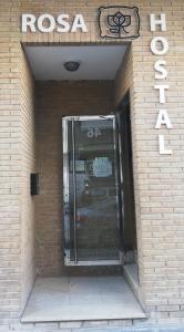 ビリャホヨサにあるHostal Rosaの回転ドア付き建物入口