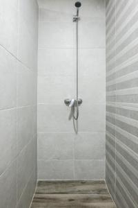 a bathroom with a shower with a shower at Villa mi Pequeña Alba in Barbate