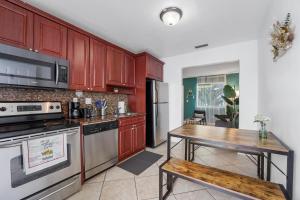 een keuken met rode kasten en een houten tafel bij Specious 2 Bedroom Unit In Miami Near Brickell in Miami