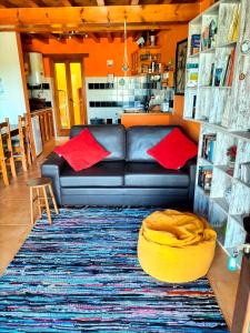 uma sala de estar com um sofá de couro e um tapete em chabouco 2 (Mien) em Aljezur