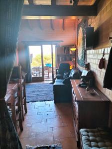 een woonkamer met een bank en een tafel bij chabouco 2 (Mien) in Aljezur