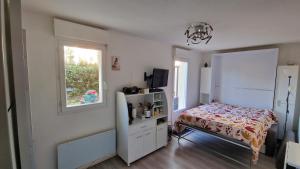 Posteľ alebo postele v izbe v ubytovaní Grand studio Front de mer ensoleillé avec jardin plein sud accès direct plage