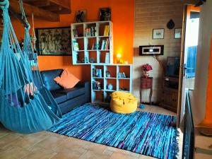 uma sala de estar com uma rede de descanso num quarto em chabouco 2 (Mien) em Aljezur