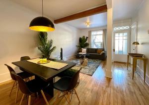 魁北克市的住宿－PMTEEL，用餐室以及带桌椅的起居室。