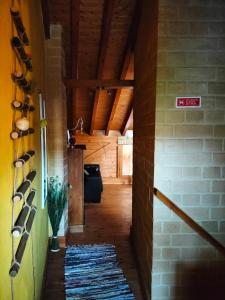 阿爾熱祖爾的住宿－chabouco 2 (Mien)，小屋的走廊设有木制天花板
